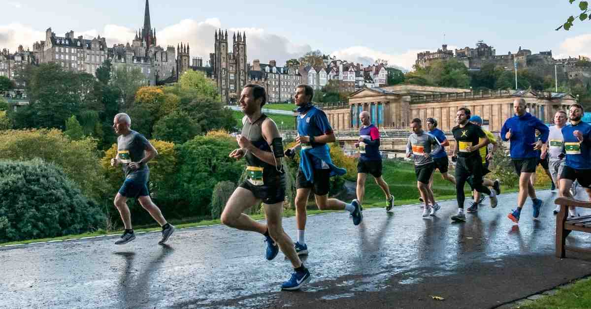 Mens 10K race running through Edinburgh City Centre