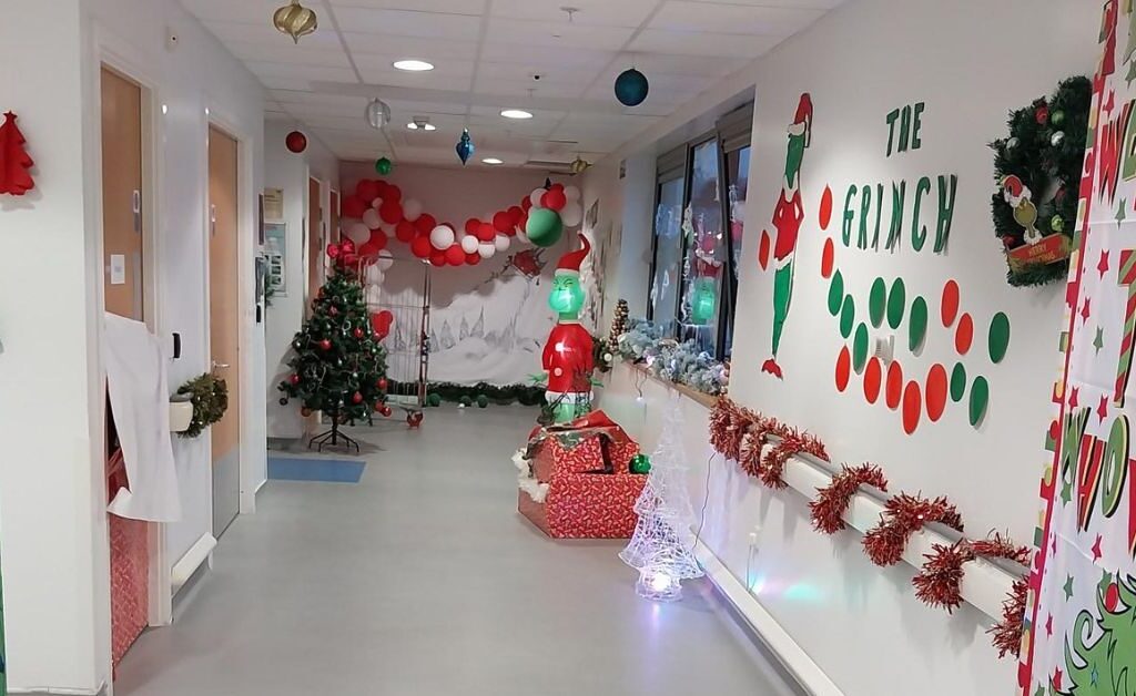 Grinch themed Christmas decorations outside a ward at Midlothian Community Hospital linked to Flora's story