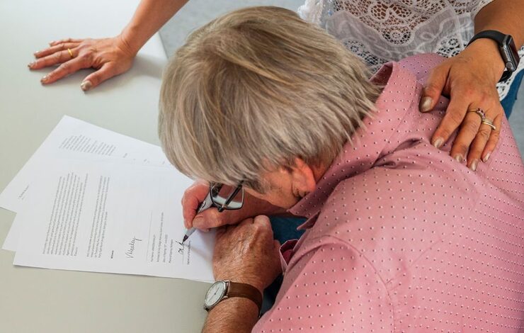Husband and Wife signing their Will.