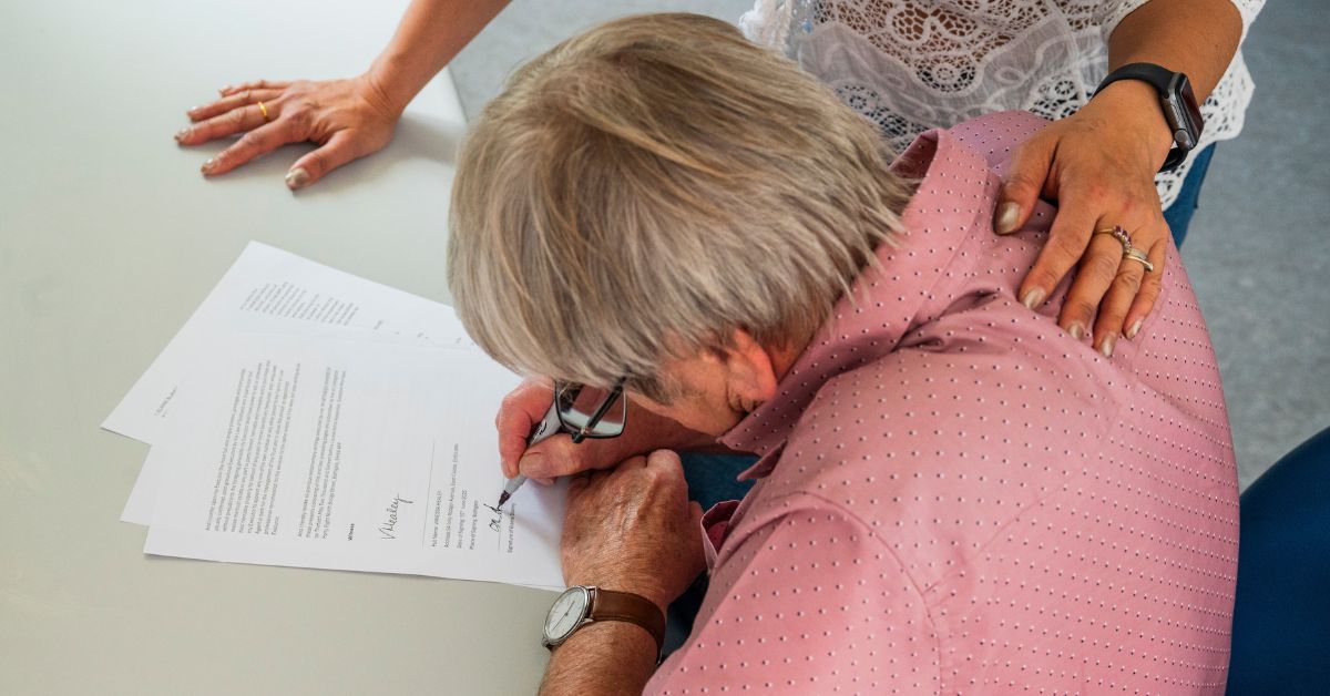 Husband and Wife signing their Will.